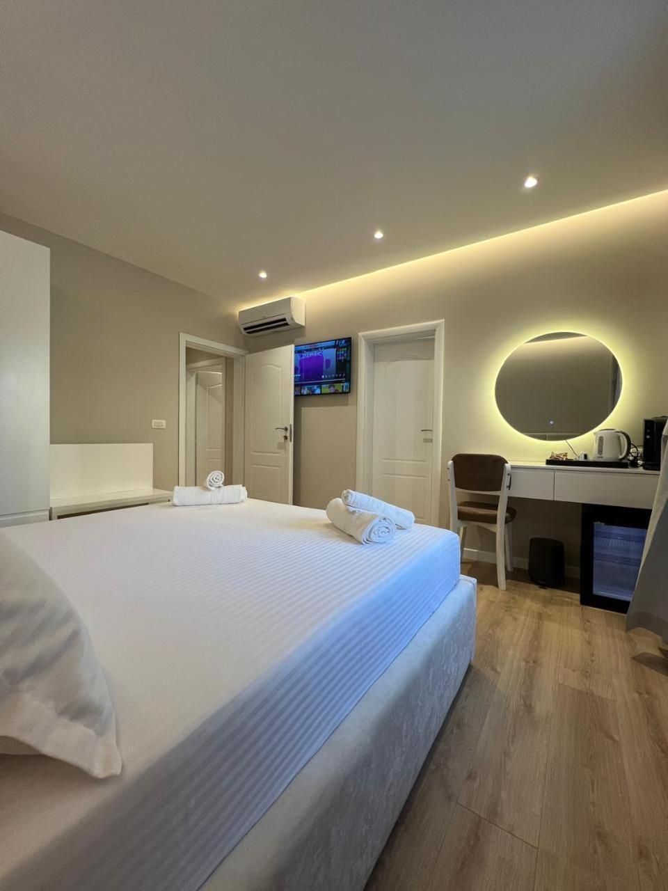 Charles City Center Tirana Exterior photo